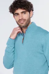 Buzo de tejido fino en hilo de algodón, color rosado, con cuello alto y cierre frontal parcial con detalle en cuero. Presenta puños y ruedo acanalados y un pequeño logo bordado en el pecho.