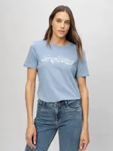 Remera de Tommy Hilfiger de corte regular, color celeste, con cuello redondo, mangas cortas y detalle de logo y diseño floral bordado en el pecho.