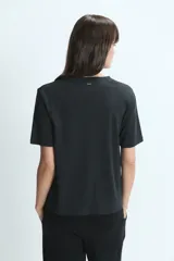 Remera de algodón de corte clásico, cuello redondo y mangas cortas, con diseño liso y ajuste relajado.