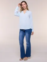 Blusa celeste fluida de viscosa, con escote en V y cuello mao, mangas largas y pliegue central en el delantero.