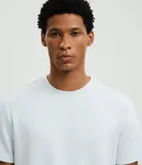 Remera deportiva de cuello redondo y manga corta, confeccionada con tecnología Dry para mayor transpirabilidad y control de la humedad. Presenta un diseño minimalista y funcional, ideal para actividades físicas.