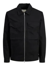 Campera negra de manga larga con cuello camisero y cierre frontal con cremallera. Tiene dos bolsillos de parche con solapa abotonada en el pecho.