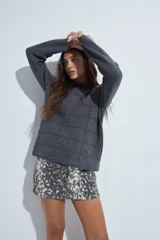 Minifalda de denim con estampado animal print en tonos gris y blanco, de corte recto y tiro medio.
