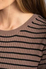 Sweater de punto acanalado color beige con hilos metalizados, de manga corta y escote redondo, corte ajustado al cuerpo.