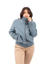 Campera azul de micropolar doble pesado, con cuello alto, cierre frontal y bolsillos laterales.