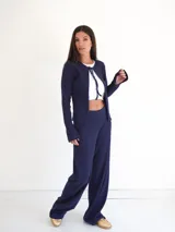 Pantalón de corte recto y pierna ancha, confeccionado en tejido de punto acanalado color azul marino, con cintura elástica.