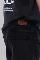 Bermuda cargo de algodón negro con calce relajado, bolsillos laterales aplicados y diseño utilitario.