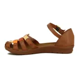 Sandalia de cuero con talón cerrado y pulsera ajustable con hebilla metálica. La capellada presenta un diseño de tiras entrelazadas en tonos tierra, incluyendo marrón, naranja y beige, sobre una base de goma marrón.