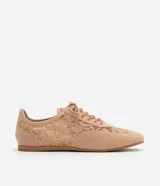 Championes de diseño bajo color tostado, con paneles laterales y superiores de encaje floral semitransparente, combinados con recortes de material sintético y cierre de cordones al tono.
