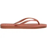 Ojotas Havaianas modelo Slim Square con puntera cuadrada, color azul claro, con tiras finas y logo de la marca en relieve.
