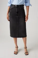 Falda midi de jean color negro con cintura alta, corte recto y abertura en la parte trasera.
