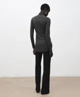 Jersey de cuello alto gris oscuro, de manga larga y corte ajustado.