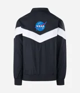 Campera deportiva de poliéster con diseño de bloques de color en negro y blanco. Presenta cuello alto, cierre frontal con cremallera y parches de la NASA y la bandera de Estados Unidos en el pecho.