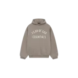 Hoodie Fear of God Essentials de fleece, color marrón topo (taupe), con capucha y el texto 'Fear of God Essentials' estampado en el pecho en tono claro.
