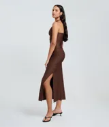 Vestido midi de color marrón con diseño de frente única y textura anarruga, corte ajustado al cuerpo y tajo lateral en la falda.
