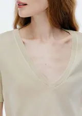 Camiseta de manga corta con cuello en V, color gris azulado, con efecto ligeramente desgastado.