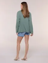 Chaqueta de algodón verde militar, marca Dash, con bolsillos simulados en el frente y terminaciones desflecadas.