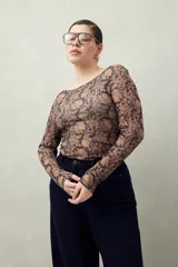 Top de manga larga de tejido translúcido con estampado animal print en tonos marrones, negros y beige.