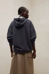 Hoodie de felpa de algodón de corte relajado, con capucha ajustable con cordón, hombros caídos y puños y bajo acanalados.
