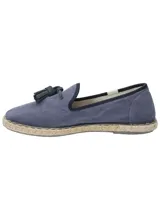 Alpargata de estilo slip-on color azul marino, confeccionada en algodón orgánico. Presenta un detalle de borlas en el empeine y una suela de yute con base de goma antideslizante. Incluye una etiqueta lateral con logo.
