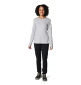 Remera de manga larga Columbia, color gris, con cuello redondo y orificios para los pulgares en los puños. Presenta un diseño técnico con tecnología Omni-Wick para absorción de humedad y protección solar Omni-Shade UPF 50.
