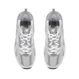 Championes New Balance MR530 color gris con detalles plateados y blancos. Confeccionados en malla y cuero sintético, con amortiguación ABZORB y suela de goma.