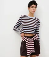 Blusa cropped de manga larga y cuello redondo, confeccionada en tejido ribana a rayas horizontales en tonos marrón y celeste.