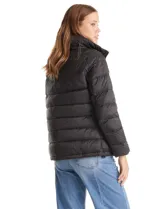 Campera puffer de plumas Michael Kors, color negro, con cierre frontal metálico, bolsillos laterales y cuello alto con capucha oculta.