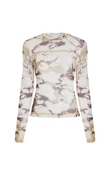 Blusa de manga larga confeccionada en tul semitransparente con estampado abstracto en tonos marrones y beige, cuello redondo y calce ajustado.