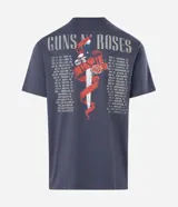 Remera de algodón color gris azulado, con cuello redondo y manga corta. Presenta un estampado gráfico frontal con el logo de la banda Guns N' Roses y calaveras rodeadas de rosas.