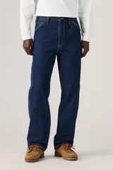 Jeans de denim azul oscuro con corte holgado y recto, estilo carpintero, con trabillas para cinturón y bolsillos funcionales.