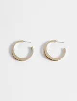 Aros de metal plateado con forma de semicírculo grueso.