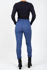 Pantalón de corte recto y tiro medio, confeccionado en tejido jacquard con textura y estampado floral en tonos azul oscuro y negro. Cuenta con bolsillos delanteros funcionales y cintura elastizada.