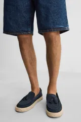 Mocasín casual azul marino de piel serraje con detalle de borlas en el empeine y suela recubierta de yute.