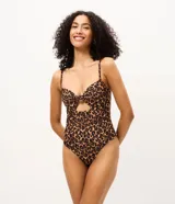 Malla entera de microfibra con estampado animal print de leopardo, breteles finos regulables, escote con abertura frontal y nudo, y forro interno.