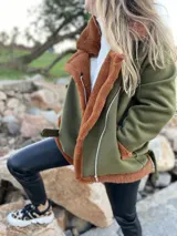 Gamulan verde militar con interior de piel sintética color marrón. Cierre frontal con cremallera y cinturón ajustable en la cintura.