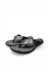 Sandalias tipo ojota Pegada confeccionadas en cuero marrón, con plantilla texturizada acolchada y tiras anchas con detalle de costuras y aplique metálico.