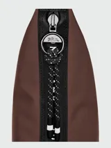 Cartera tipo hobo o bandolera de Longchamp, modelo Le Pliage Energy, en color marrón. Presenta diseño en forma de media luna, cierre superior con cremallera y correa ajustable para el hombro con detalles metálicos plateados.