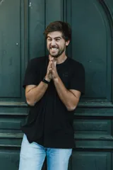 Remera de manga corta, cuello redondo, color blanco liso, con un pequeño logo circular apenas visible en el pecho.