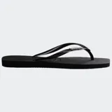 Ojotas Havaianas modelo Slim Square con puntera cuadrada, correas finas y logo metálico aplicado.