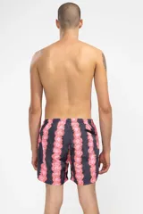 Short de baño negro con estampado de flores rosas, cintura elástica con cordón regulable, bolsillos laterales y bolsillo trasero con cierre.