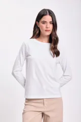 Remera básica blanca de manga larga con cuello redondo.