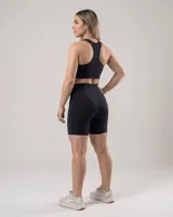 Calza biker negra de tiro alto, confeccionada en algodón y lycra opaca. Presenta una faja doble tela sin elástico superior para mayor sujeción.