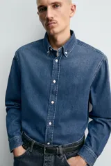 Camisa de corte regular fit confeccionada en tejido de mezcla de algodón y cashmere. Presenta cuello con botones, cierre frontal de botones, mangas largas con puños abotonados y un acabado con efecto lavado.