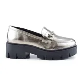 Zapato mocasín plateado con plataforma track negra y detalle de hebilla metálica.