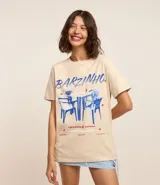 Remera alargada de algodón color beige con estampa de mesa de bar.
