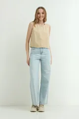 Pantalón palazzo de jean de tiro alto y corte ancho, en color celeste claro.