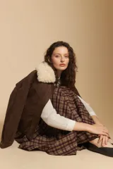 Falda larga de corte amplio y fluido con estampado de cuadros en tonos tierra. Presenta un diseño de tiro medio que aporta comodidad y elegancia.
