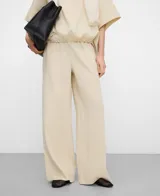 Pantalón pijamero de pierna recta y tiro medio, confeccionado en modal, con cintura elástica y bolsillos laterales.
