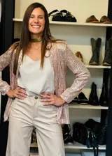 Blazer de lentejuelas color rosa pálido, con solapas y corte recto.